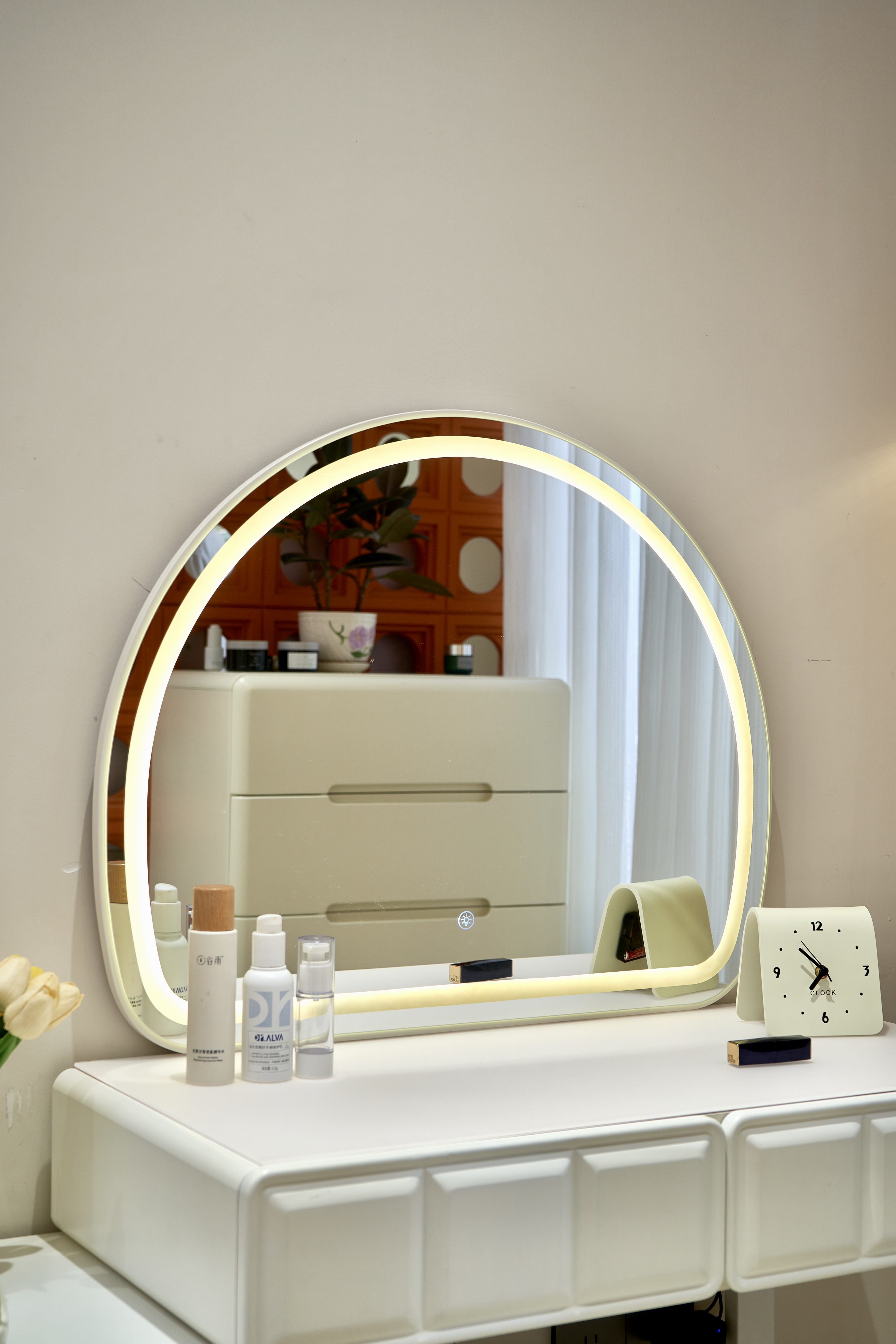 Masă de machiaj Dalia MDF cu oglindă  LED și sertare iluminate 140x40x136 cm